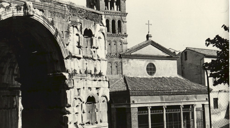 Documentación, anàlisis arquitectónico e inserción urbanística del arco cuadrifronte del foro Boario en Roma
