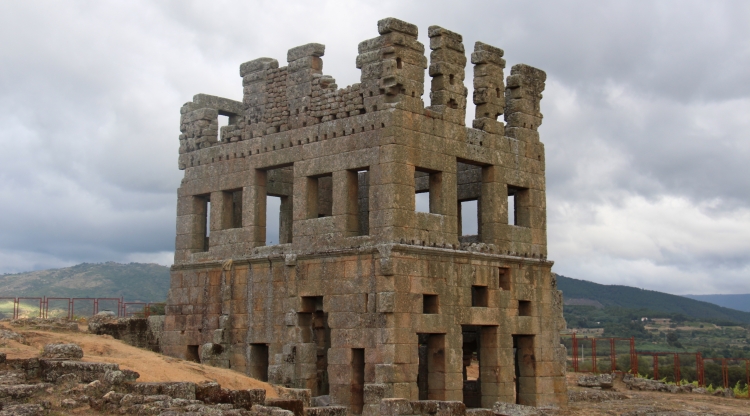 Análisis de soluciones técnico-constructivas, modelos arquitectónicos y urbanísticos de la arquitectura romana de la Lusitania: Orígenes y trasformación de una cultura arquitectónica 