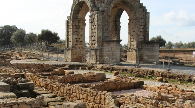 Análisis de soluciones técnico-constructivas, modelos arquitectónicos y urbanísticos de la arquitectura romana de la Lusitania: Orígenes y trasformación de una cultura arquitectónica 